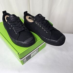 Cariuma OCA Low All Black Canvas Sneaker New In Box Mens 8.5 / Womens 10
